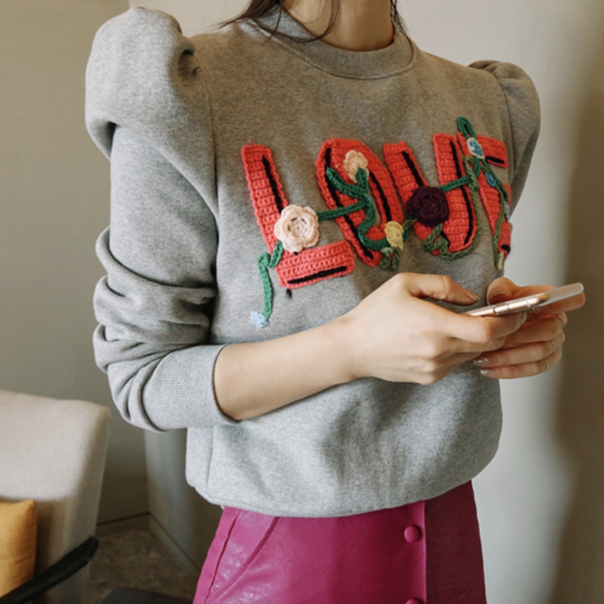 トップス トレーナー スウェット 長袖 パフスリーブ ラウンドネック 刺繍 お花 かわいい 大人可愛い きれいめ カジュアル おしゃれ こなれ感 キュート 個性的 主役級 10代 20代 30代