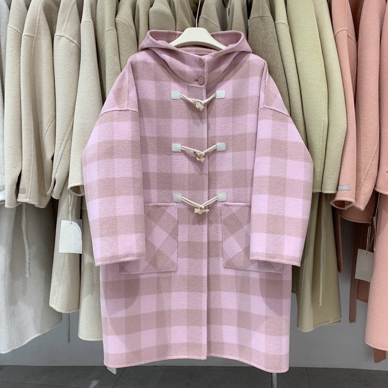 格子の帽子の両面のカシミヤのコートの女性の中で長いタイプの秋冬の韓国版の牛の角のボタンのゆったりしたウールのコート