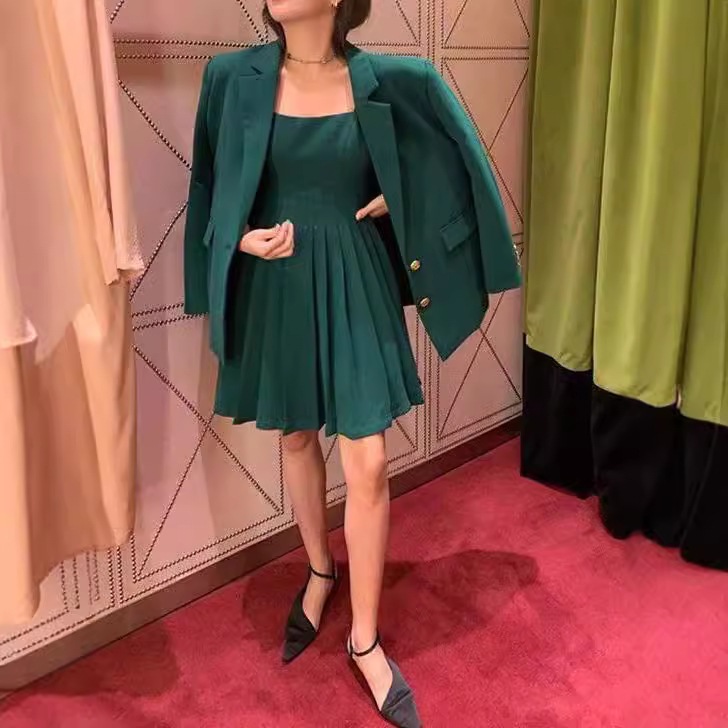 レトロなエメラルドグリーンの高級な気質のサスペンダープリーツスカート春の新しいスタイルのウエスタンスタイルのスーツジャケットの女性