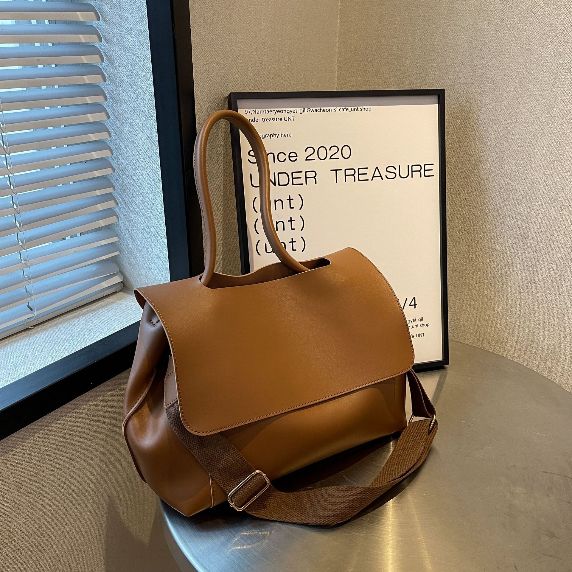 フラップショルダーバッグ ブラウン ピンク 茶色 ハンドバッグ 2way 大容量 オルチャン 韓国 レディース 肩がけバック お洒落 人気 軽量 レディースバッグ 大人可愛い 使いやすい