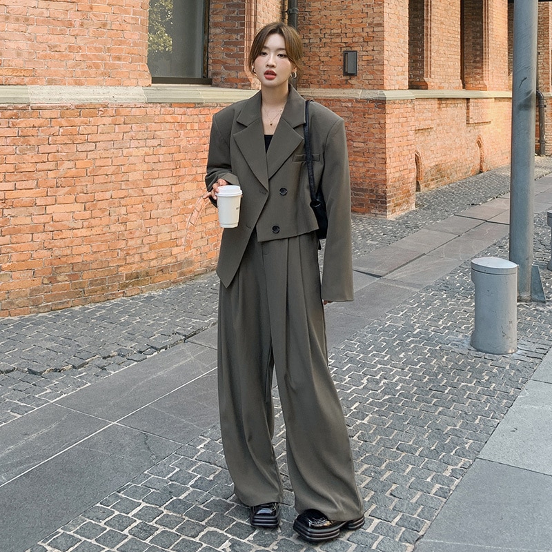 2点セット セットアップ 上下セット スーツ パンツスーツ ジャケット ショート丈 長袖 襟付き 前開き ボタン 胸ポケット ストレートパンツ ロングパンツ かわいい 大人可愛い きれいめ シンプル