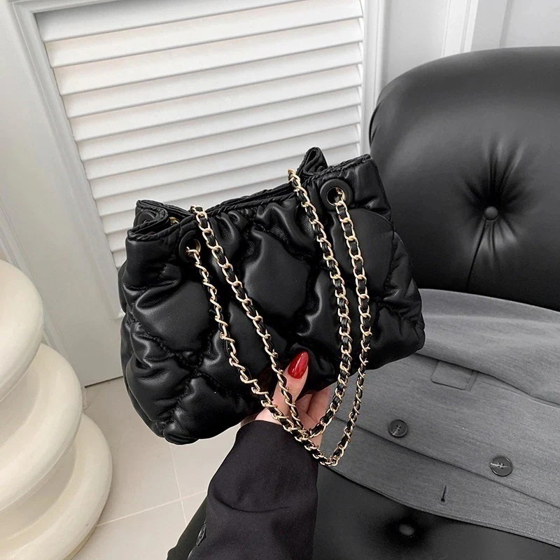 【即納】店舗お勧め!ショルダーバッグ トートバッグ 韓国風ファッション 女性ためハイエンド通勤小型バッグインニッチ 2025 新しいファッションソフトレザー菱形チェーンクロスボディ