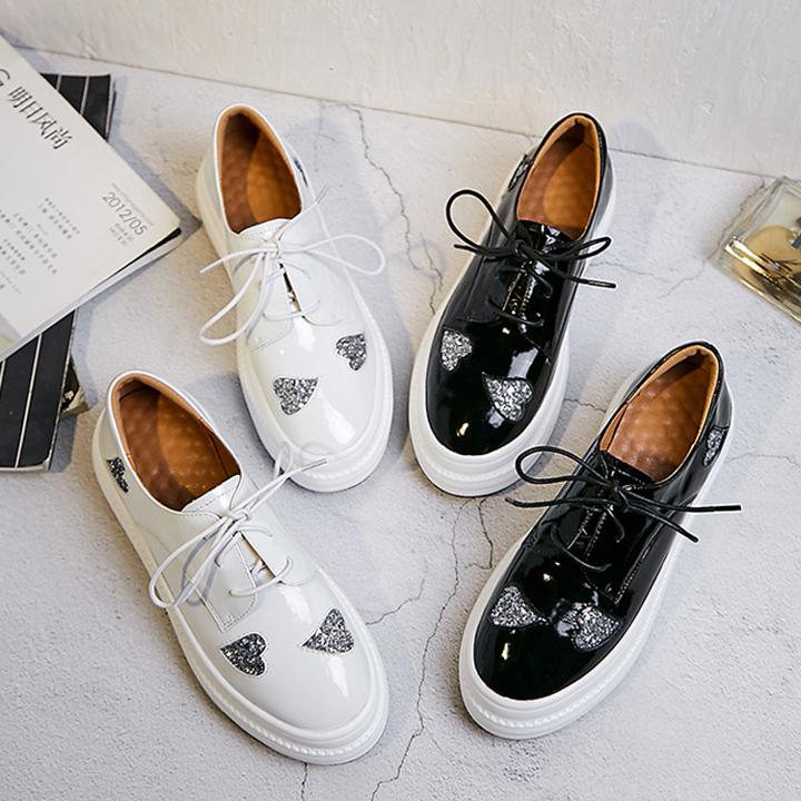 キラキラのハートがアクセントのレースアップシューズシックなハートが甘すぎない大人可愛さをスタイリング
