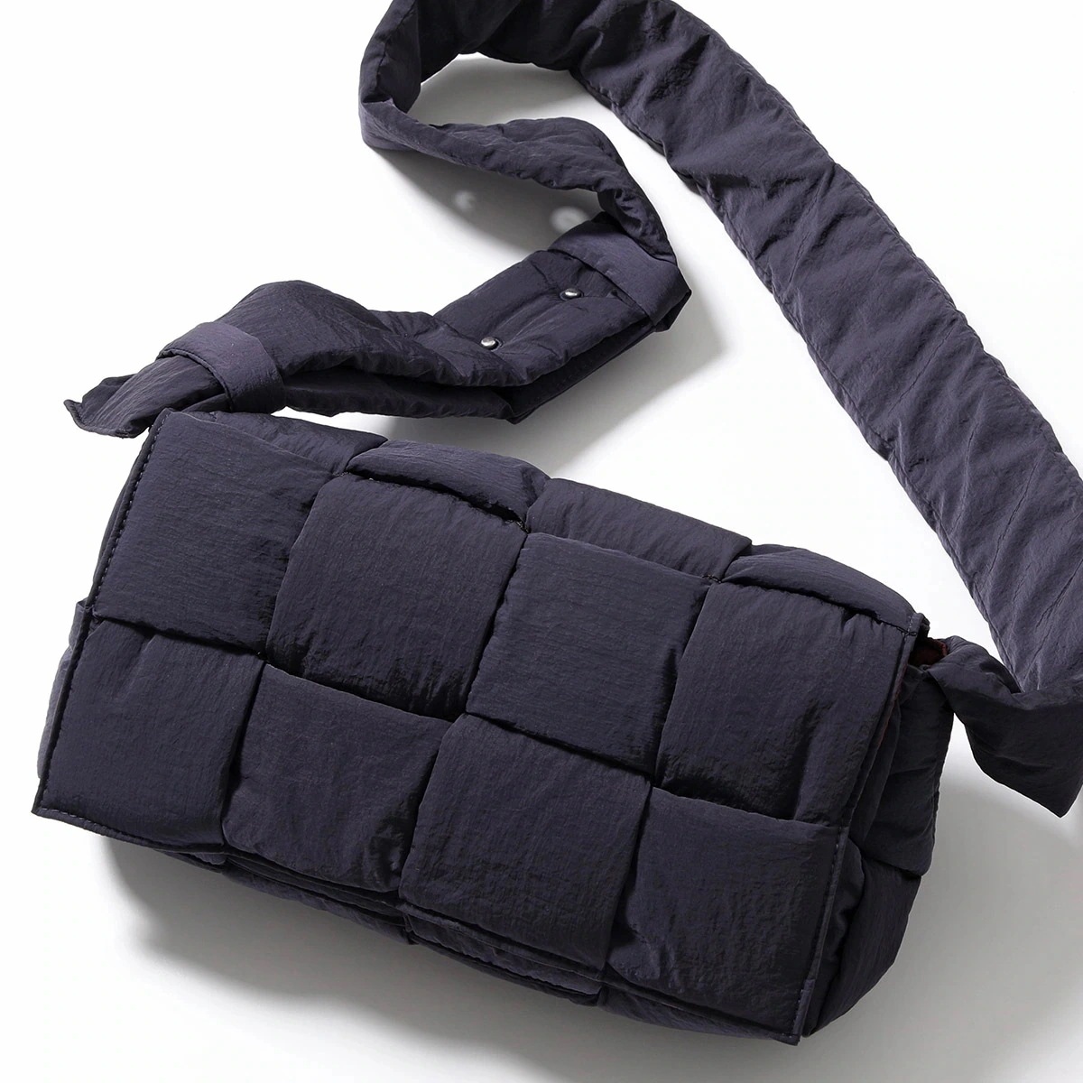 BOTTEGA VENETA ボッテガヴェネタ ショルダーバッグ CASSETTE カセット 749880 V2B01 メンズ パデッド テック マキシイントレチャート ポーチ付き 鞄 4064