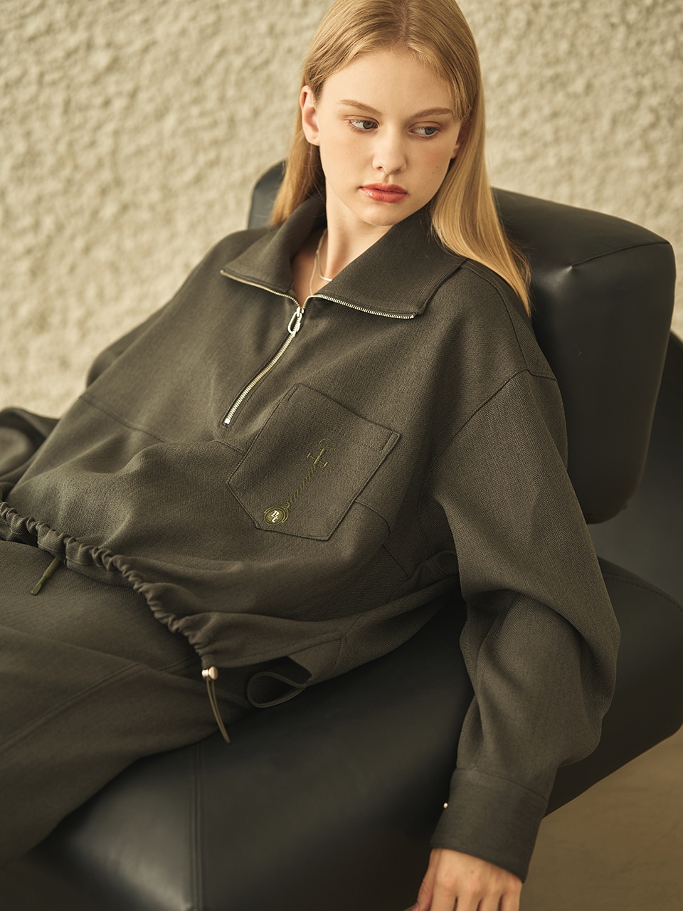 [ドラ] ハーフジップアップ シャツ (カーキ ヘリンボーン) オーバーフィット ジップアップ シャツ