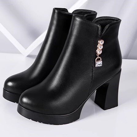 ブーツ レディースブーツ ショートブーツ 通勤シューズ ヒール 厚底 太ヒール 9cmヒール ラウンドトゥ 歩きやすい ビジュー チャーム PU きれいめ 大人 上品 おしゃれ お洒落 エレガント