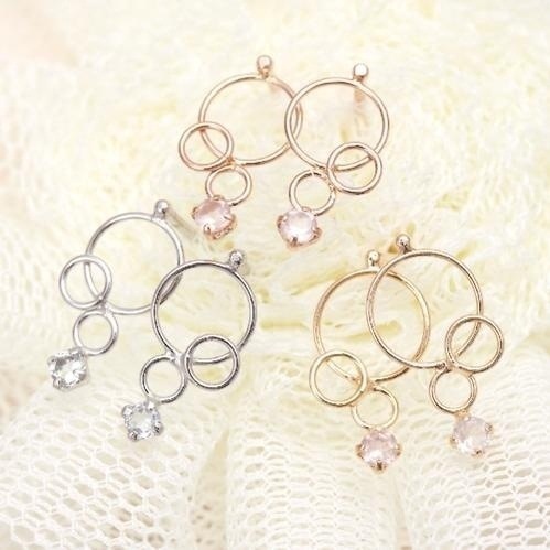 K10WGK10K10PGオープンリングが3つ重なり小粒天然石が添えられたピアスアクアマリンローズクォーツパワーストーンシリコン樹脂付きキャッチ3color01-ホワイトゴールド02-ゴールド03-ピ