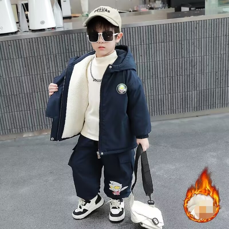 ウルトラマンの服の男の子のダウンスーツ冬の新しい赤ちゃんの突撃服を厚くして点灯する子供の秋冬のコートのズボンの2つのセット
