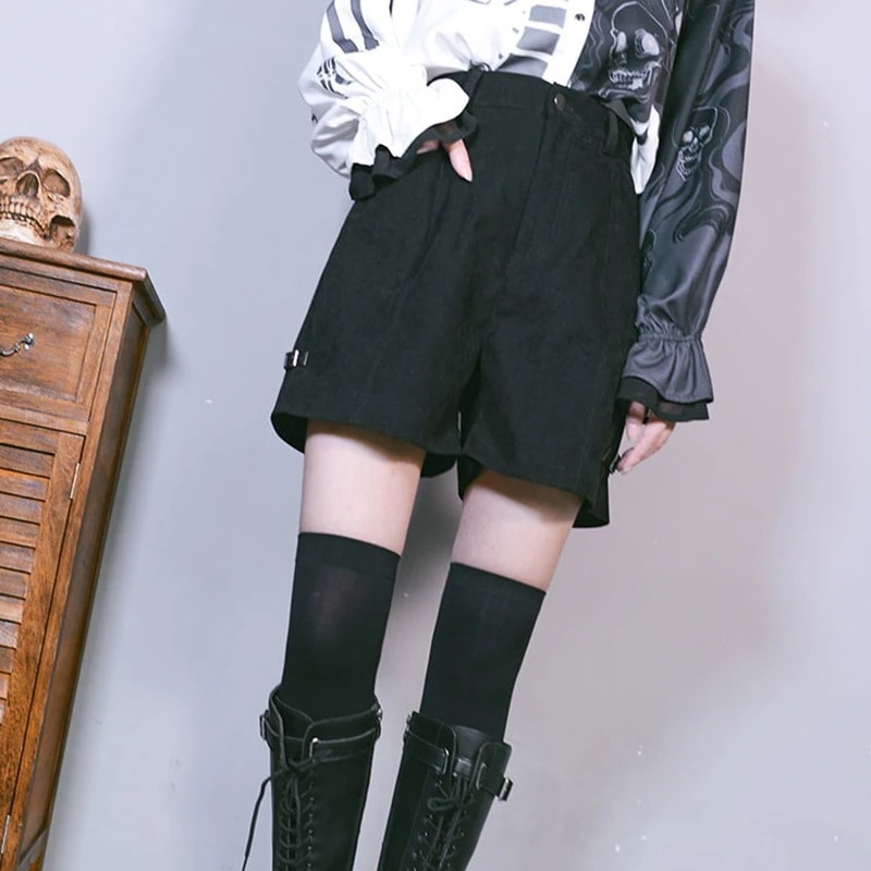 ショートパンツ コーデ ボトムス 合わせやすい 着痩せ ブラックズボン 個性派 バックル飾 春夏秋冬