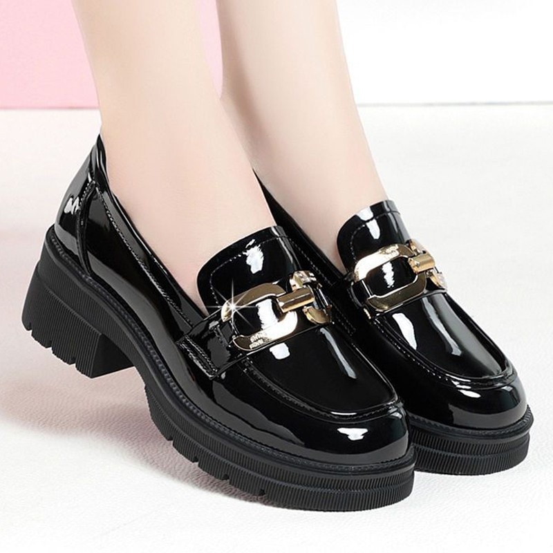 楽福靴女性の新しい革靴秋春夏防水低手伝い平底エナメル単靴