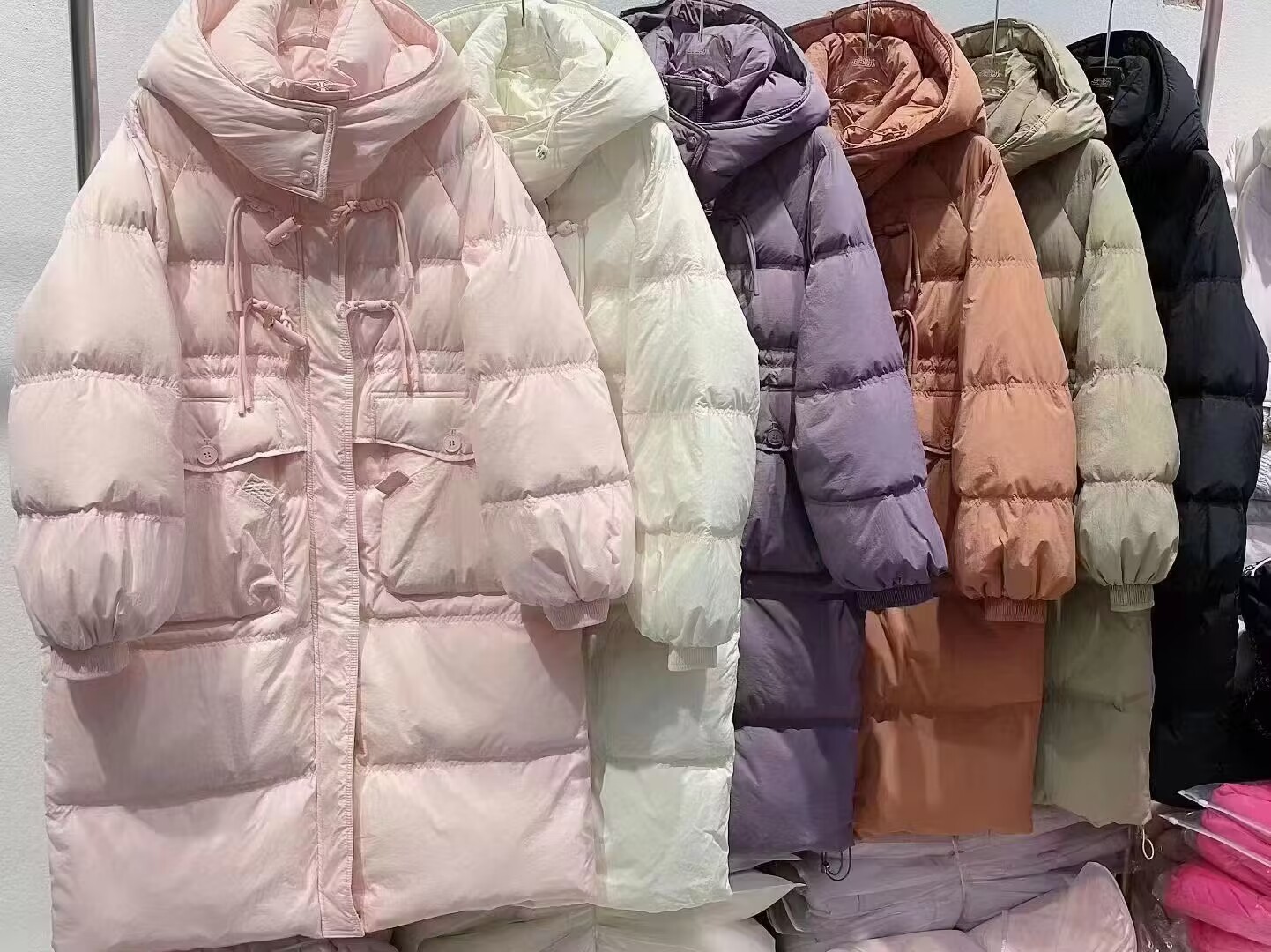 オフシーズンの秋と冬の新しいダウンジャケットの女性用中国結びミドル丈膝丈フード付きウエスト厚手デザインニッチアウター