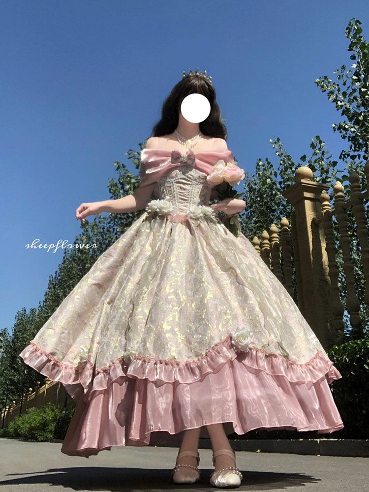 プリンセスドレスのスカートを脱いでいます