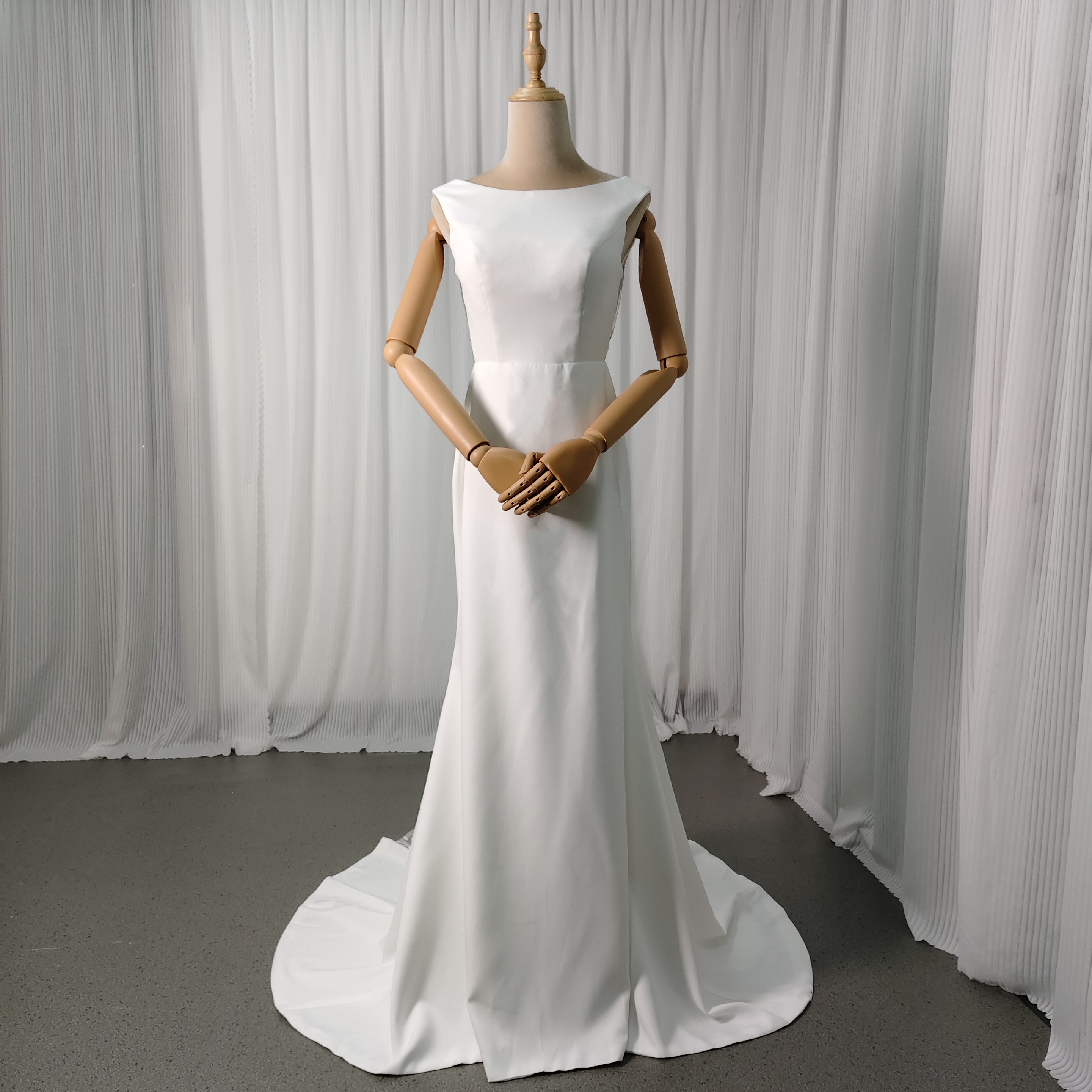 ウエディングドレス オフホワイト 繊細なレース ノースリーブ 短トレーン ファスナー 結婚式 前撮り