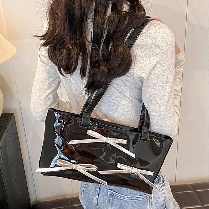 リボンショルダーバッグ　大容量　韓国ファッション　デザイン (T)