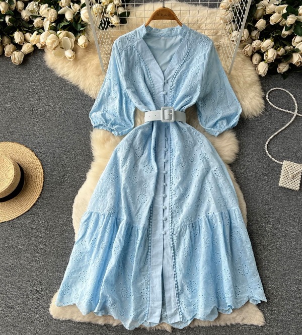 Vネックの透かし彫りのワンピースの女性の泡の袖の新型のゆったりとした刺繍の軽い熟風は腰を収めてやせているハスの葉の辺の長いスカート