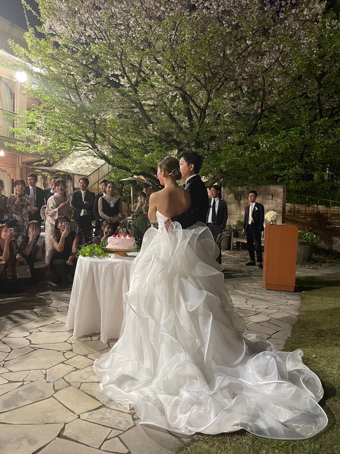 華やか ウェディングドレス ベアトップ ラッフルフリル オフホワイト ロングトレーン 結婚式