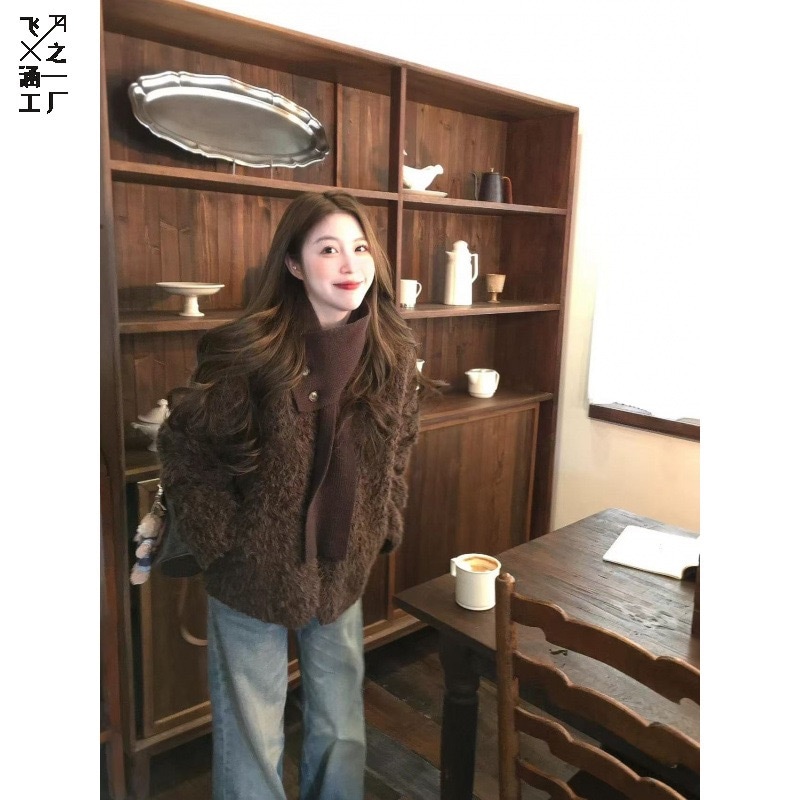 実際に本物の価格のレトロな古いお金の風の小さい大衆のデザイン感を撮影してマフラーの毛のコートの女性の秋冬を取り外します