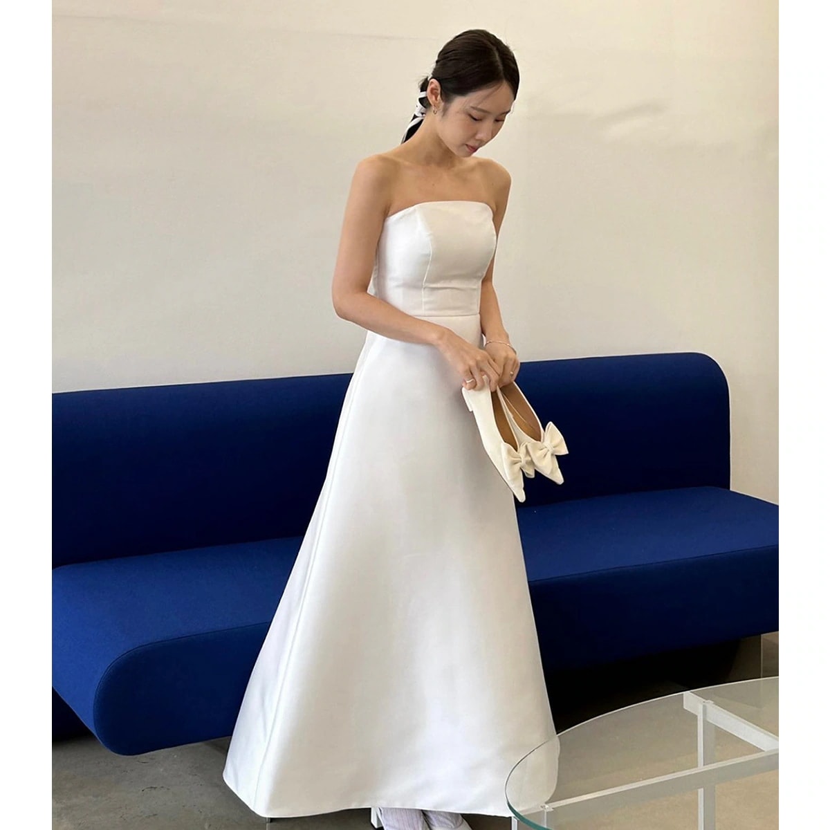 ライトウェディングドレススタイルストラップレスサテンシンなサテンシンなスタジオテーマ写真エンゲージメントアダルトギフトドレス白人女性装飾としてのネックライン