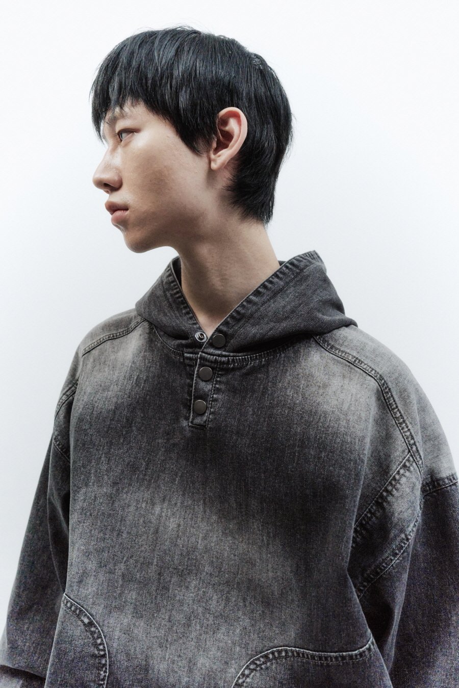 【INSILENCE】 BRUSHED DENIM PULLOVER : WASHED BLACK