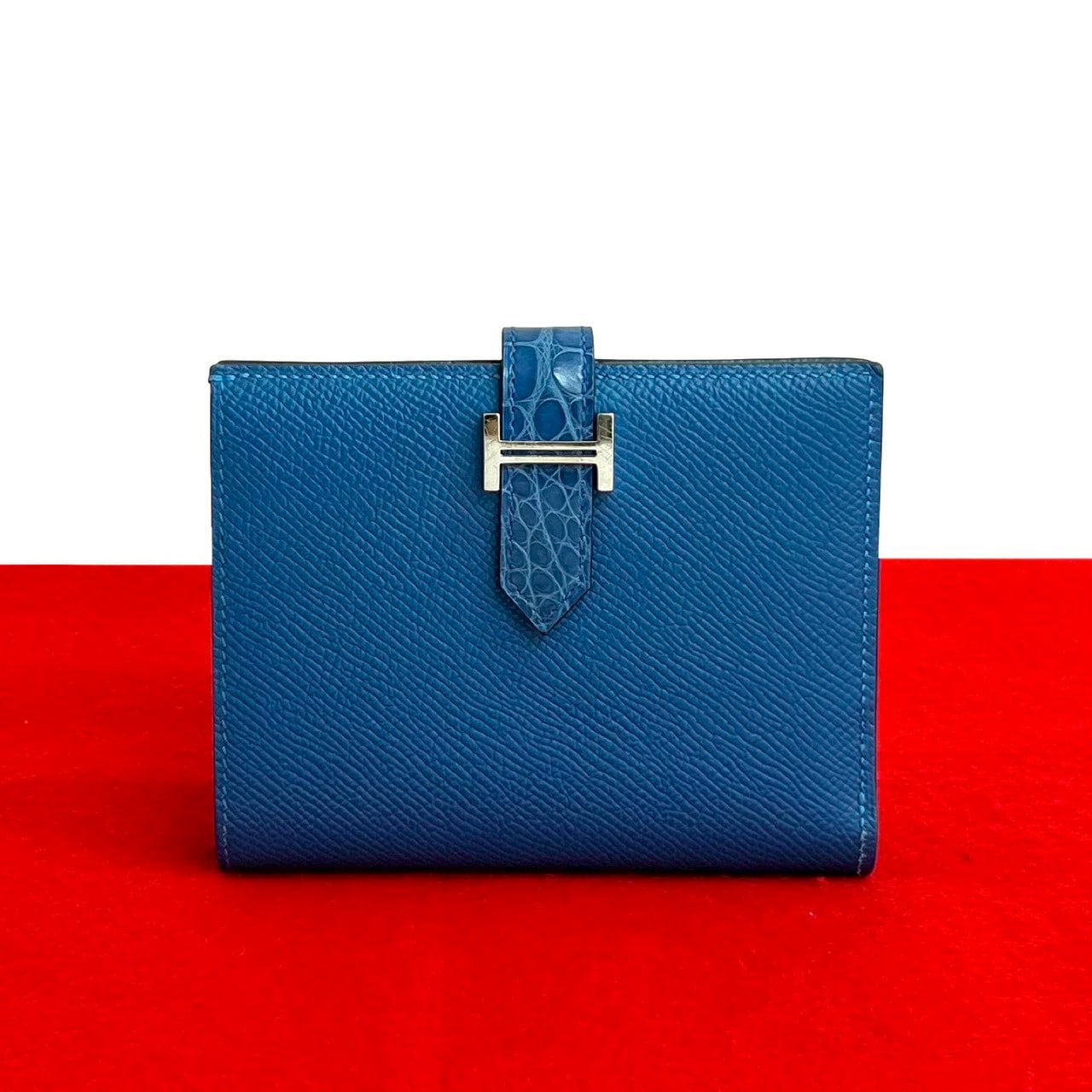 ベアン コンパクト二つ折り財布 アリゲーター ヴォーエプソン ブルー 24445