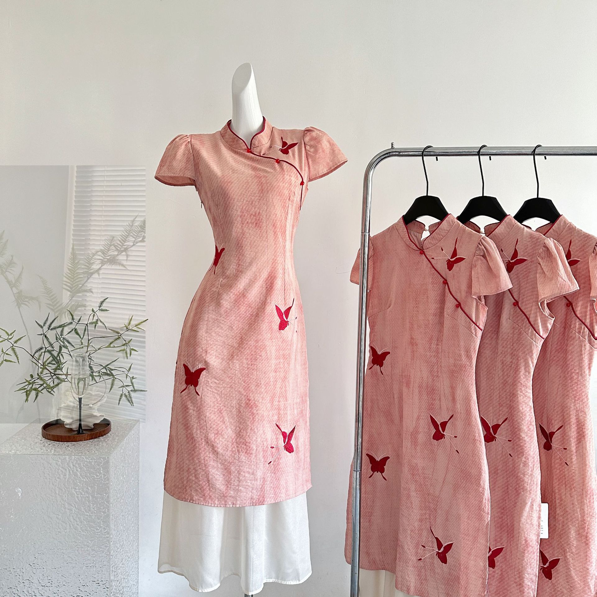 【急速出荷】七七大ススキ南風に新中式蝶刺繍チャイナドレス2025プリーツで着やせワンピース