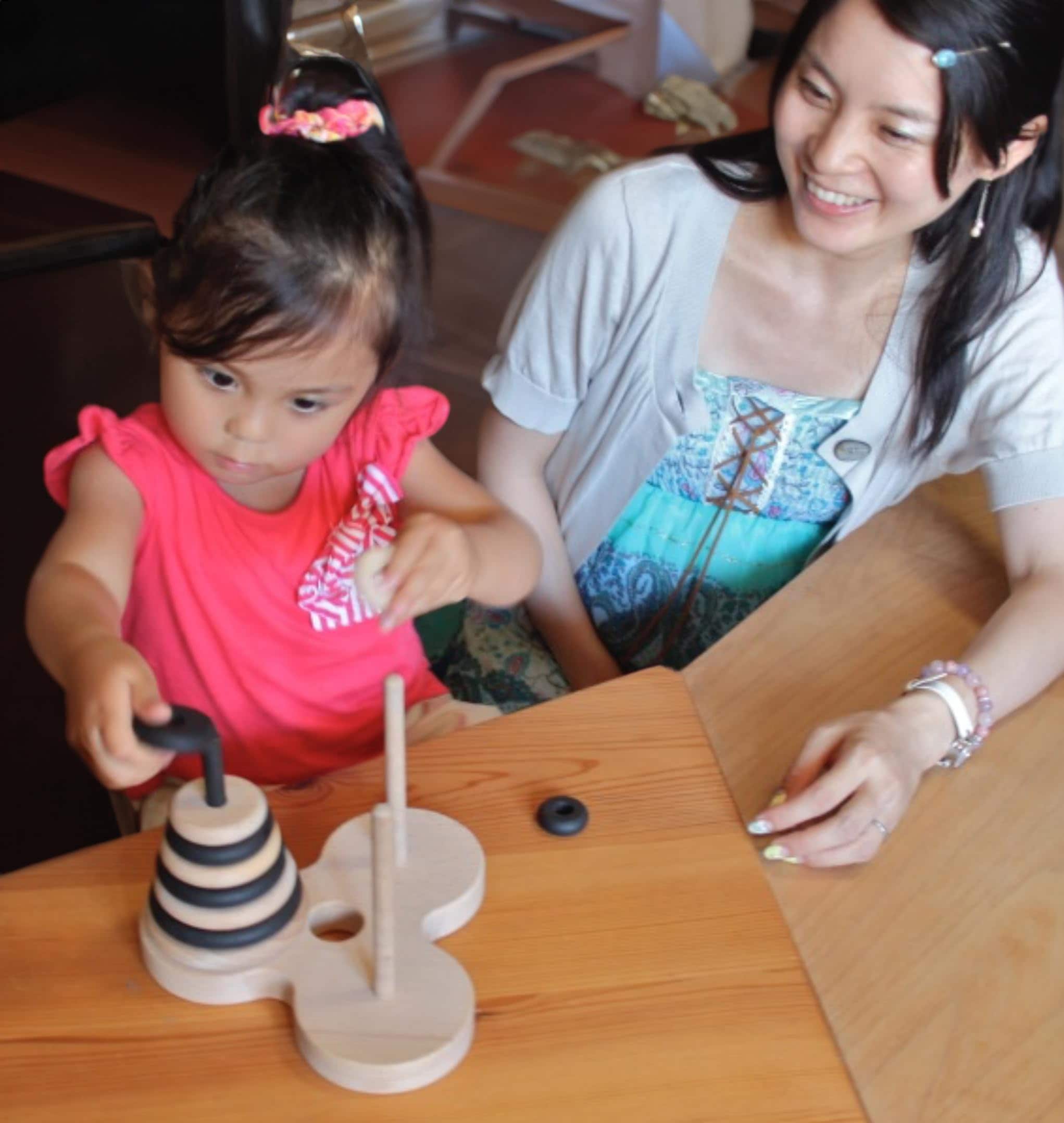 ハノイの塔 10段（ゼブラバージョン）日本グッドトイ受賞おもちゃ 木のおもちゃ 知育玩具 ひも抜き 頭の体操 ランキング 1歳 1歳半 2歳 3歳 4歳 5歳 男の子 女の子 ギフト 誕生日 誕