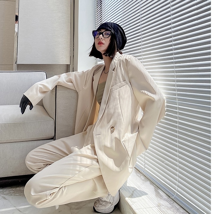 2点セット セットアップ 上下セット スーツ パンツスーツ ジャケット ミディアム丈 長袖 襟付き 前開き デザインボタン ポケット ストレートパンツ ロングパンツ かわいい 大人可愛い きれいめ