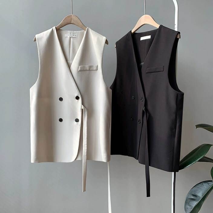 トップス ベスト ジレ 袖なし 襟なし Vネック 前開き ダブルボタン かわいい 大人可愛い きれいめ シンプル 大人 上品 おしゃれ かっこいい 大人女子 レトロ こなれ感 クール メンズライク モ
