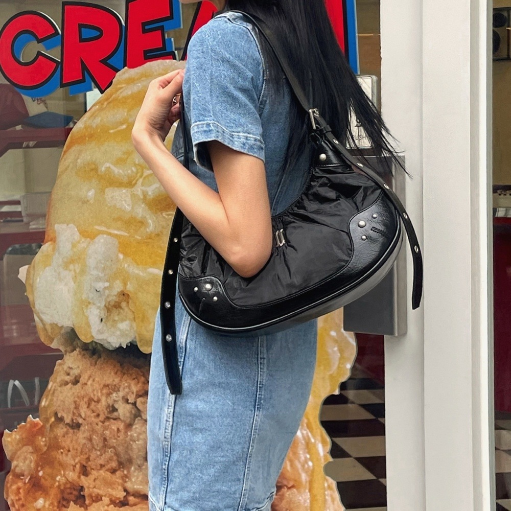 ジャスティーナポケットサムホーボーバッグ (JHNCHA4BS123BK260)