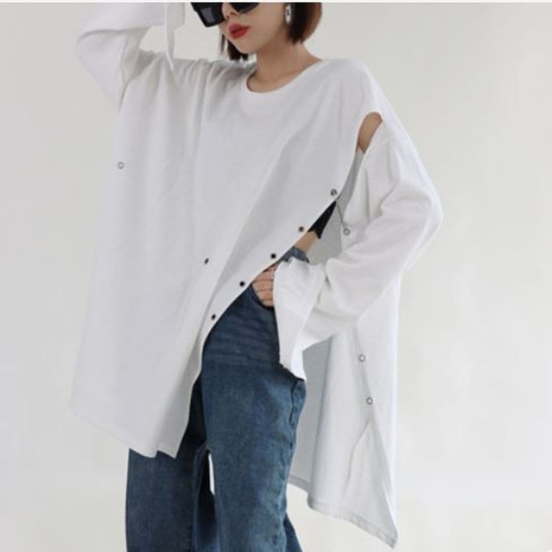 トップス Tシャツ カットソー 袖あり 長袖 ラウンドネック フレア ワイド アシンメトリー スリット サイドスリット ワンポイント 装飾 シンプル カジュアル 大人 おしゃれ お洒落 かっこいい