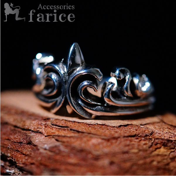 シンプルなアラベスクのブラック燻し加工クラウンシルバーリング