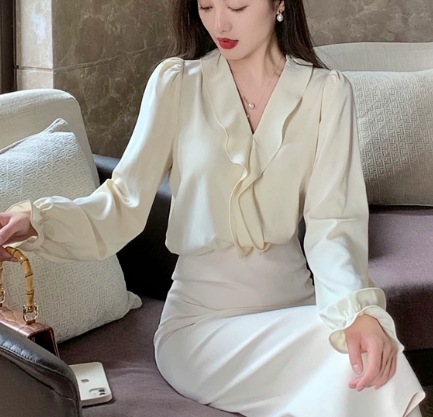 清楚系 トップス シャツ ブラウス 袖あり 長袖 Vネック フリル 大人可愛い きれいめ シンプル 大人 上品 おしゃれ お洒落 大人女子 エレガント とろみ感 抜け感 無地 春 秋 入学式 入園式