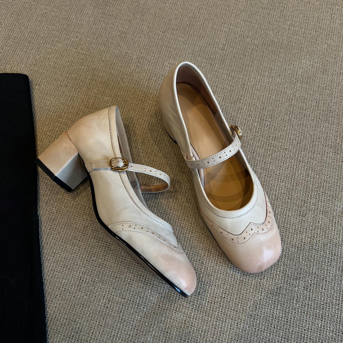 シープスキンバージョン用途のワンボタンバックル浅い口厚いかかとメアリーゼンシューズ女性のレトロブロックスクエアトーシューズ本革シングルシューズ 5,135円