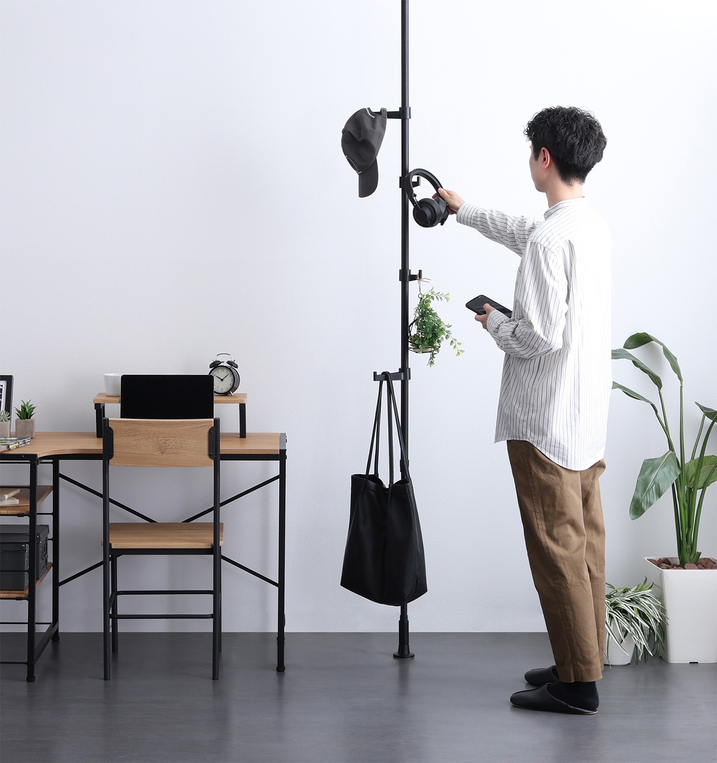 ハンガーラック ハンギングポール 突っ張り 洋服掛け 伸縮 省スペース おしゃれ つっぱり ポールハンガー フック大小2個セット