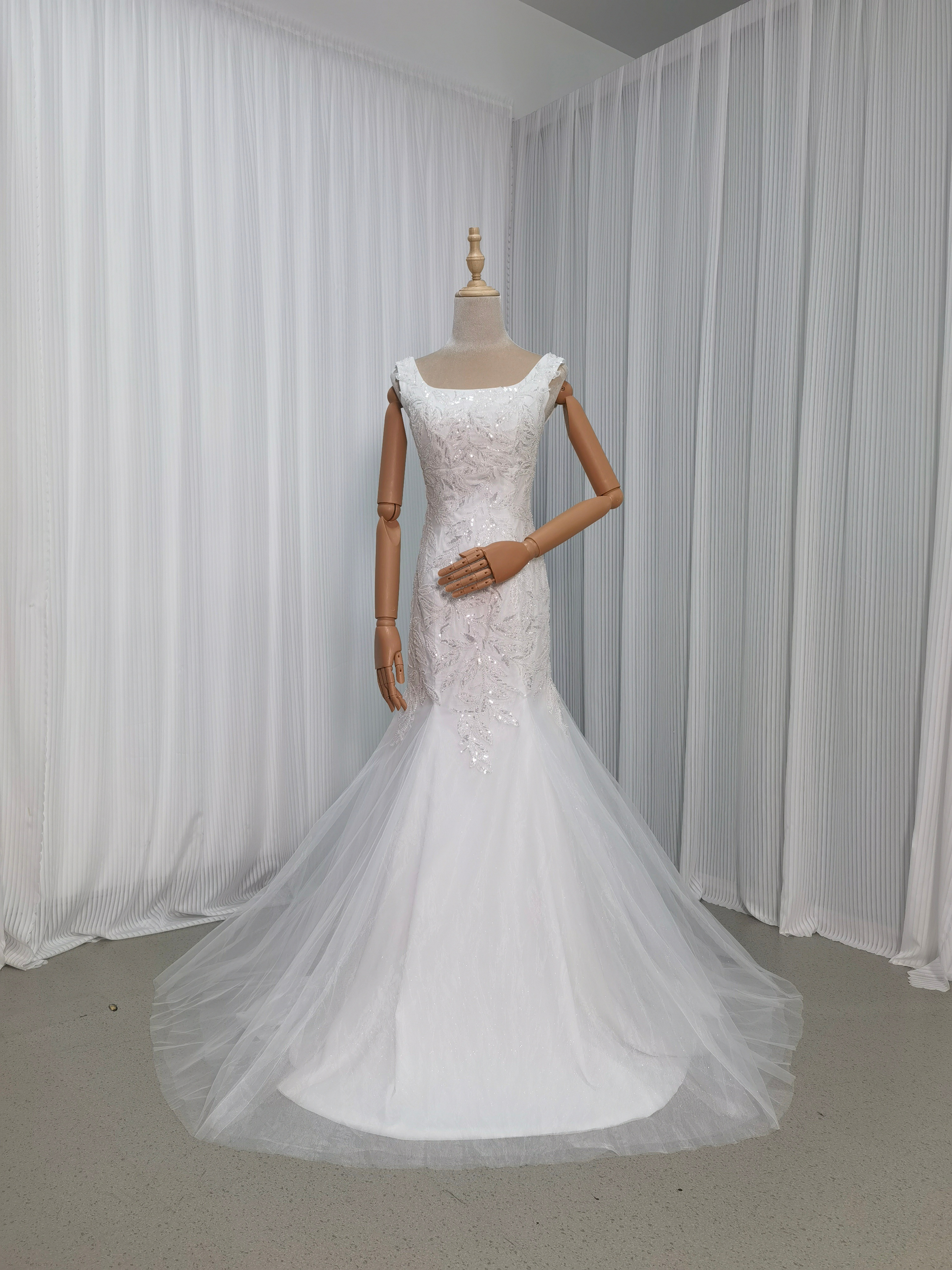 ウエディングドレス スクエアネック キラキラ光る刺繍 マーメイドライン 優雅 結婚式 前撮り