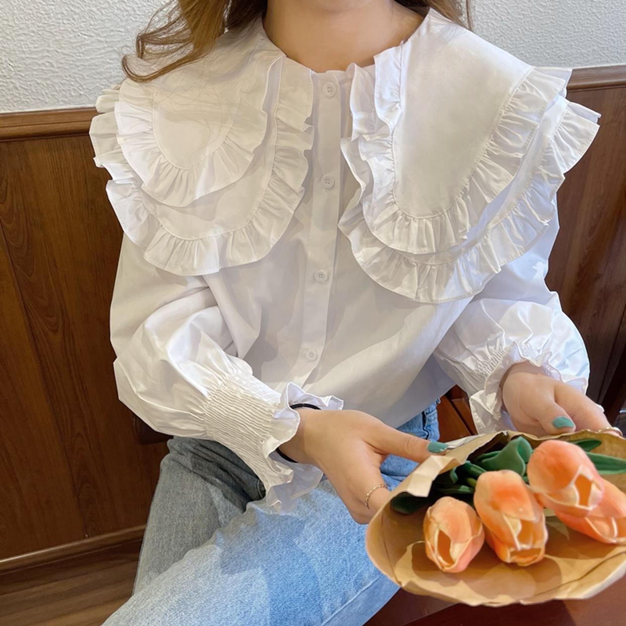 大きめ襟 長袖 フリル シャツ ブラウス トップス 白シャツ 白トップス ミディアム丈 袖あり パフスリーブ フレアスリーブ 襟付き かわいい 大人可愛い カジュアル 大人 おしゃれ お洒落 大人女子