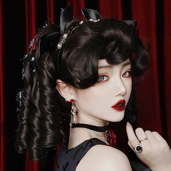 中世の貴族風 黒髪 巻き毛 フルウィッグ かつら 女性 長髪 ロング ロング丈 ロングウィッグ ロングヘア ロリータ lolita 前髪あり 自然 可愛い キュート wig コスプレ 耐熱ウィッグ 小