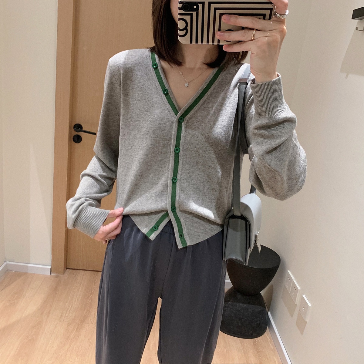 レディース トップス ニット カーディガン 長袖 Vネック フェミニン ストリート ハイウエスト 前開き バイカラー 配色 薄手 かわいい 大人可愛い きれいめ シンプル カジュアル 上品 おしゃれ 5,933円