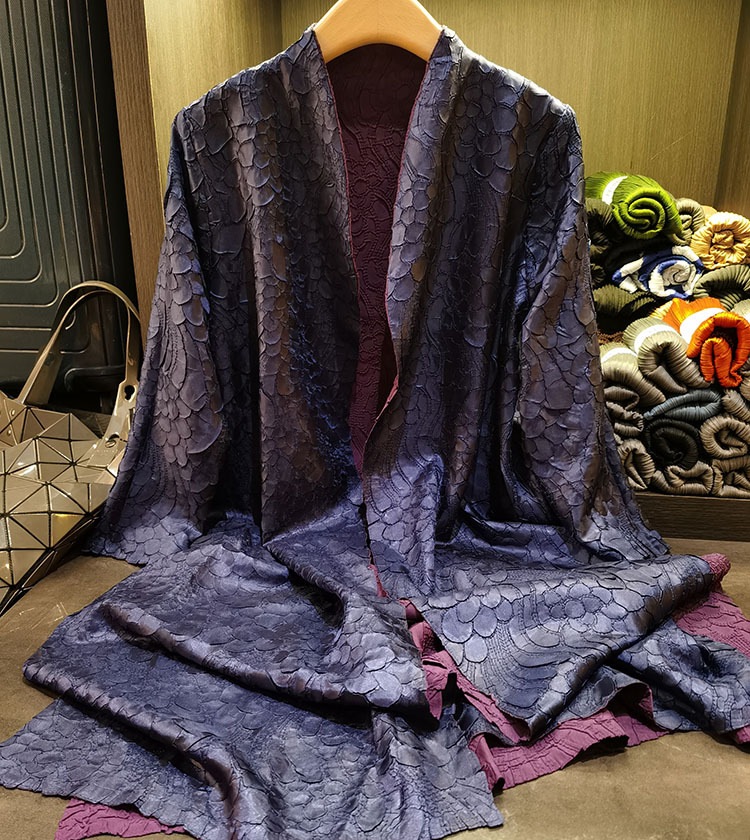 両面に再加工刺繍しわカーディガンのコートを着ることができます