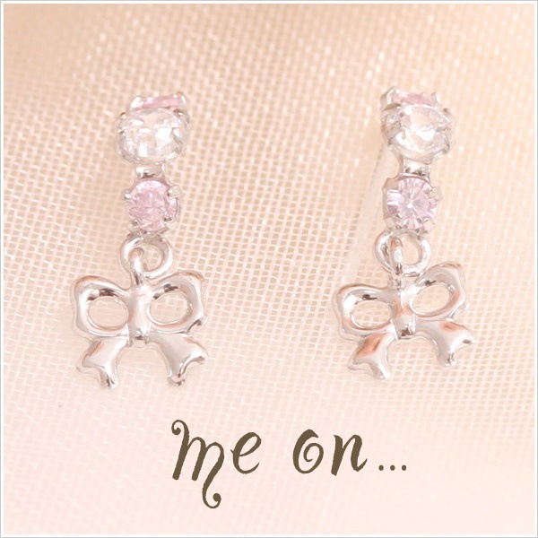 me on... K10WG 三連モチーフ キュービックジルコニア リボン ピアス 発送目安２-３週