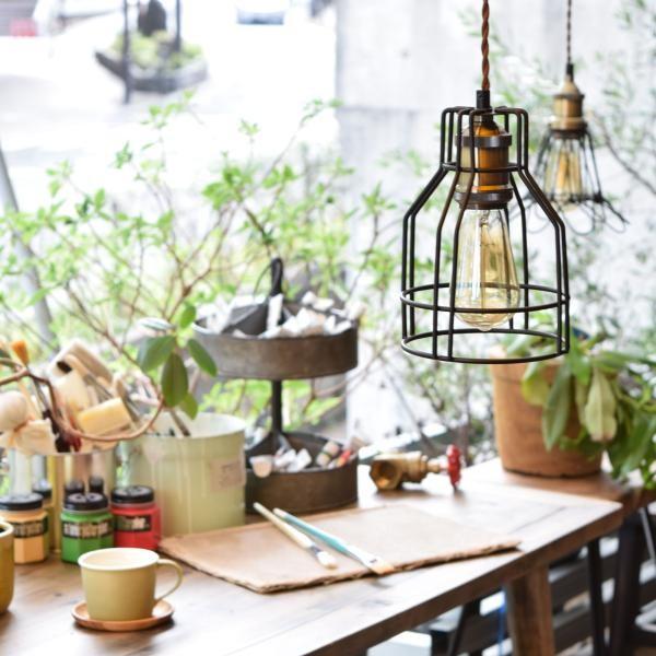 繊細なシルエットのアンティーク調ペンダントライト