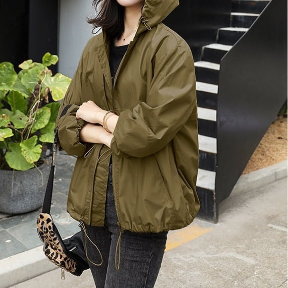 ジャンパー レディース ブルゾン マニッシュ ドローストリング ギャザー ジップアップ モノトーン アウター フード付き ミディアム丈 オーバーサイズ 韓国風 軽い 軽量 フード付き 冬服