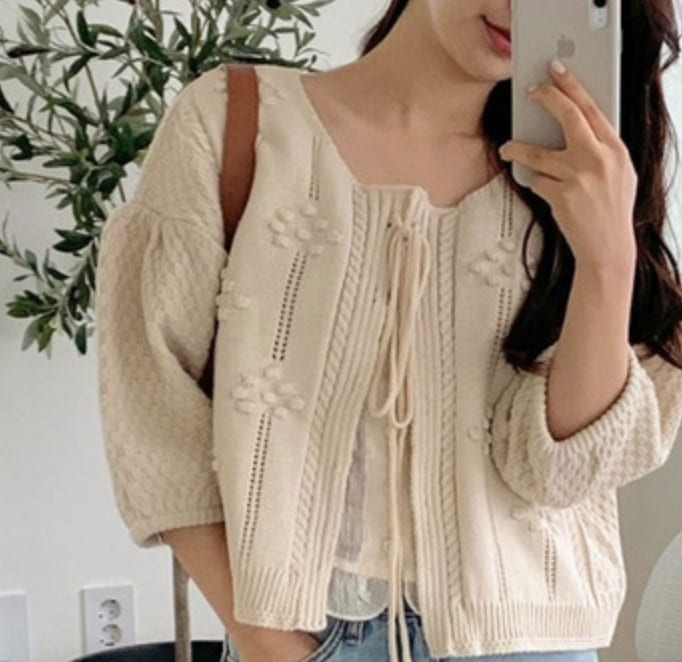 トップス デート カットソー ニットソー セーター カーディガン かわいい 大人可愛い きれいめ パフスリーブ 長袖 ラウンドネック リボン ホワイト アプリコット 韓国 モテ コーデ 休日 旅行