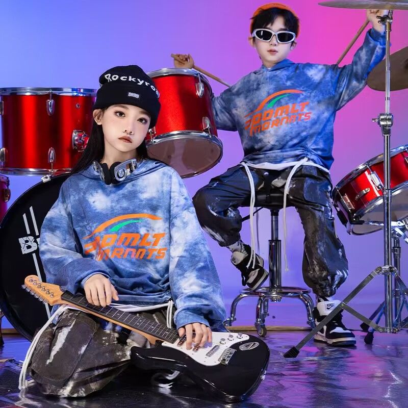 子供のヒップホップの街のダンス服の男女のクールでかっこいいです