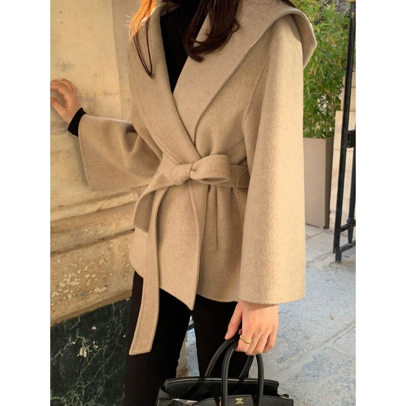 韓国の秋冬のレトロな気質と小柄な人のためのレースアップとショートスタイルの高級フード付きウールジャケット