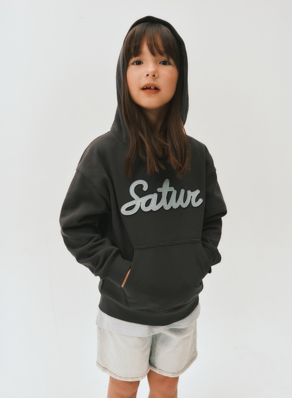 【SATUR】(K) SATUR APPLIQUE HOODIE : CHARCOAL