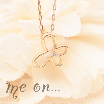 me on... 愛らしさを求める女性にぴったりのバタフライモチーフK10ピンクゴールド天然ダイヤモンド蝶々モチーフネックレス