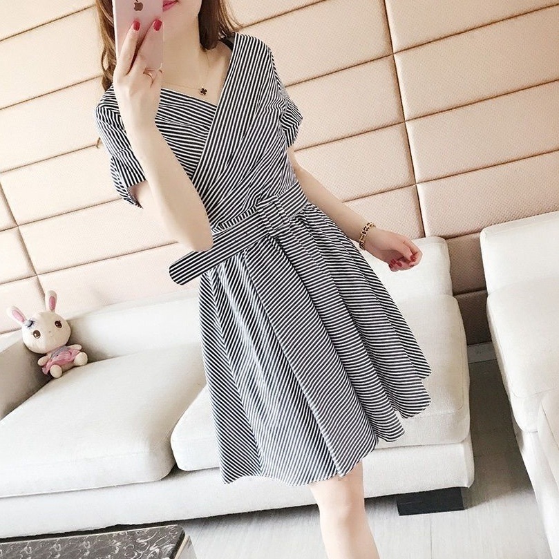 ワンピース ミディアム丈ワンピース 半袖 Vネック クロスデザイン ウエストベルト フレアスカート かわいい 大人可愛い きれいめ シンプル 上品 おしゃれ かっこいい カジュアル こなれ感 個性的