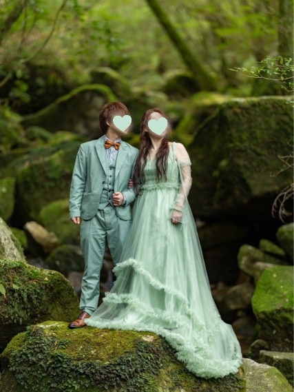 実例写真！ カラードレス グリーン ロングスリーブ エレガント ブライダル 柔らかく重ねたチュールスカート