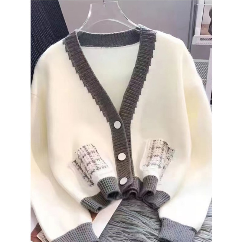 カラコンアヌアパックナイトブラスニーカーメガ割怠惰な風が厚くなった長袖のカーディガンは秋冬の気質がやせてカジュアルなvネックの外に柔らかいモチモチのニットセーターの女性を着ている